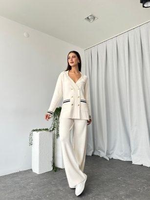 Düğmeli Krem Rengi Triko Takım
