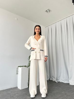 Düğmeli Krem Rengi Triko Takım