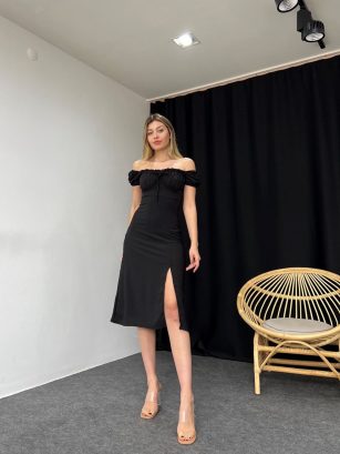 Siyah Yırtmaçlı Elbise