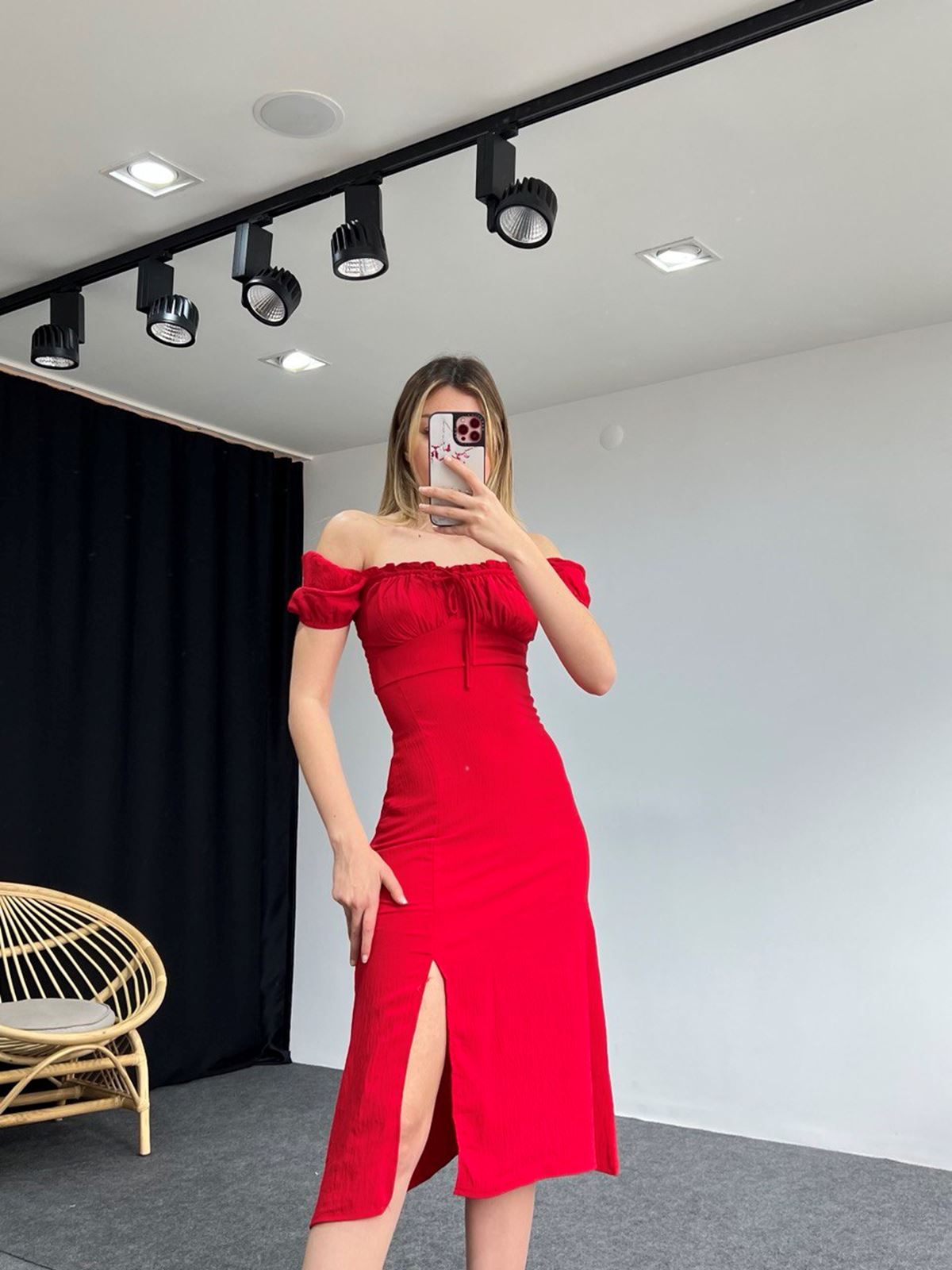 Kırmızı Yırtmaçlı Elbise - Görsel 2