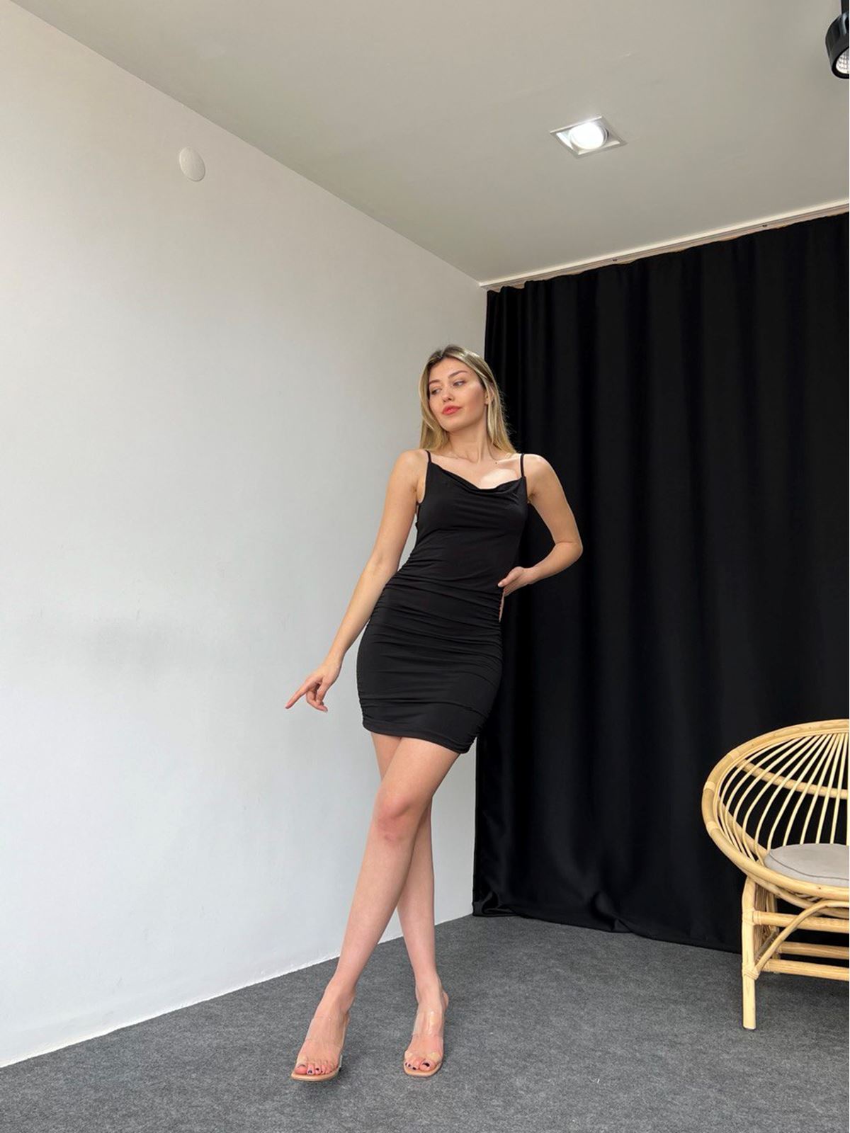 Degaje Yaka Siyah Elbise - Görsel 2