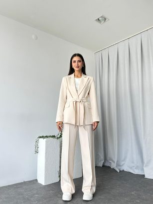 Kadın Krem Rengi Kuşaklı Ceket Pantolon Takım