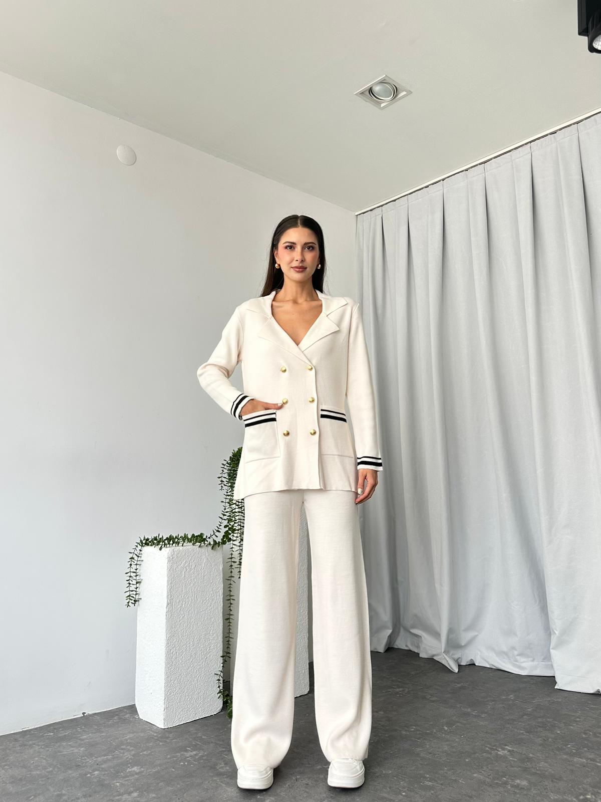 Düğmeli Krem Rengi Triko Takım