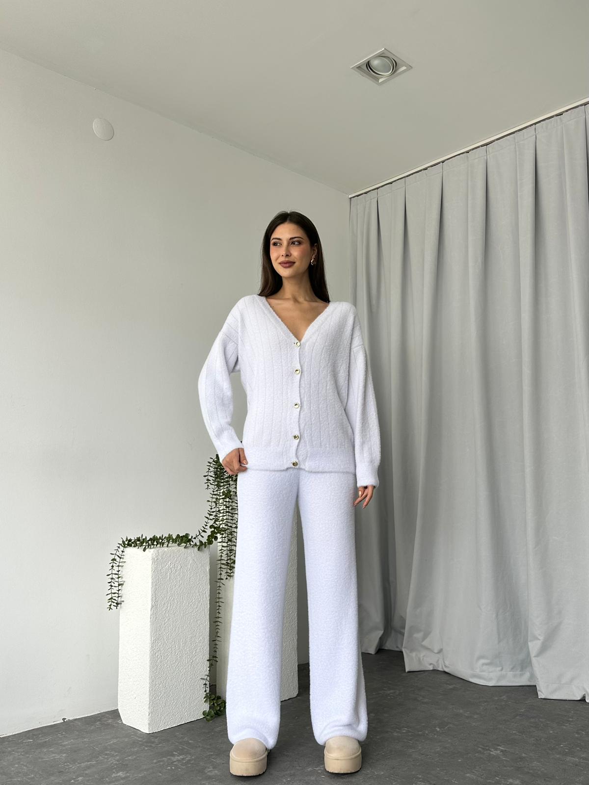 Yumuşacık Beyaz Triko Takım - Görsel 2