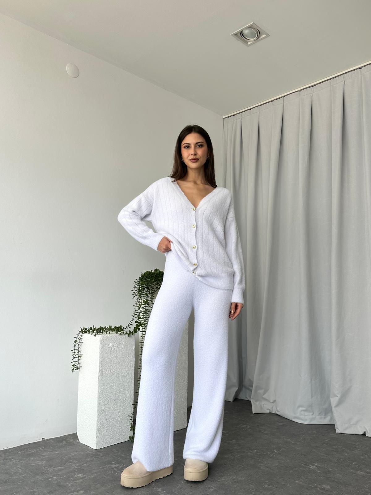 Yumuşacık Beyaz Triko Takım - Görsel 4