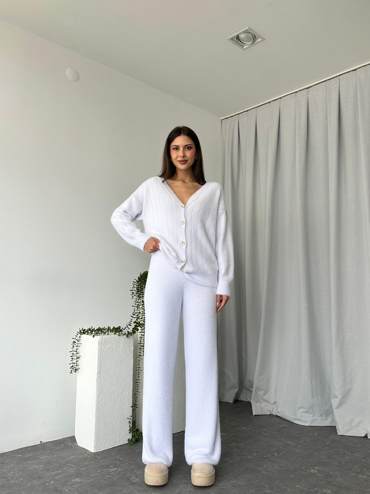 Yumuşacık Beyaz Triko Takım - Görsel 5