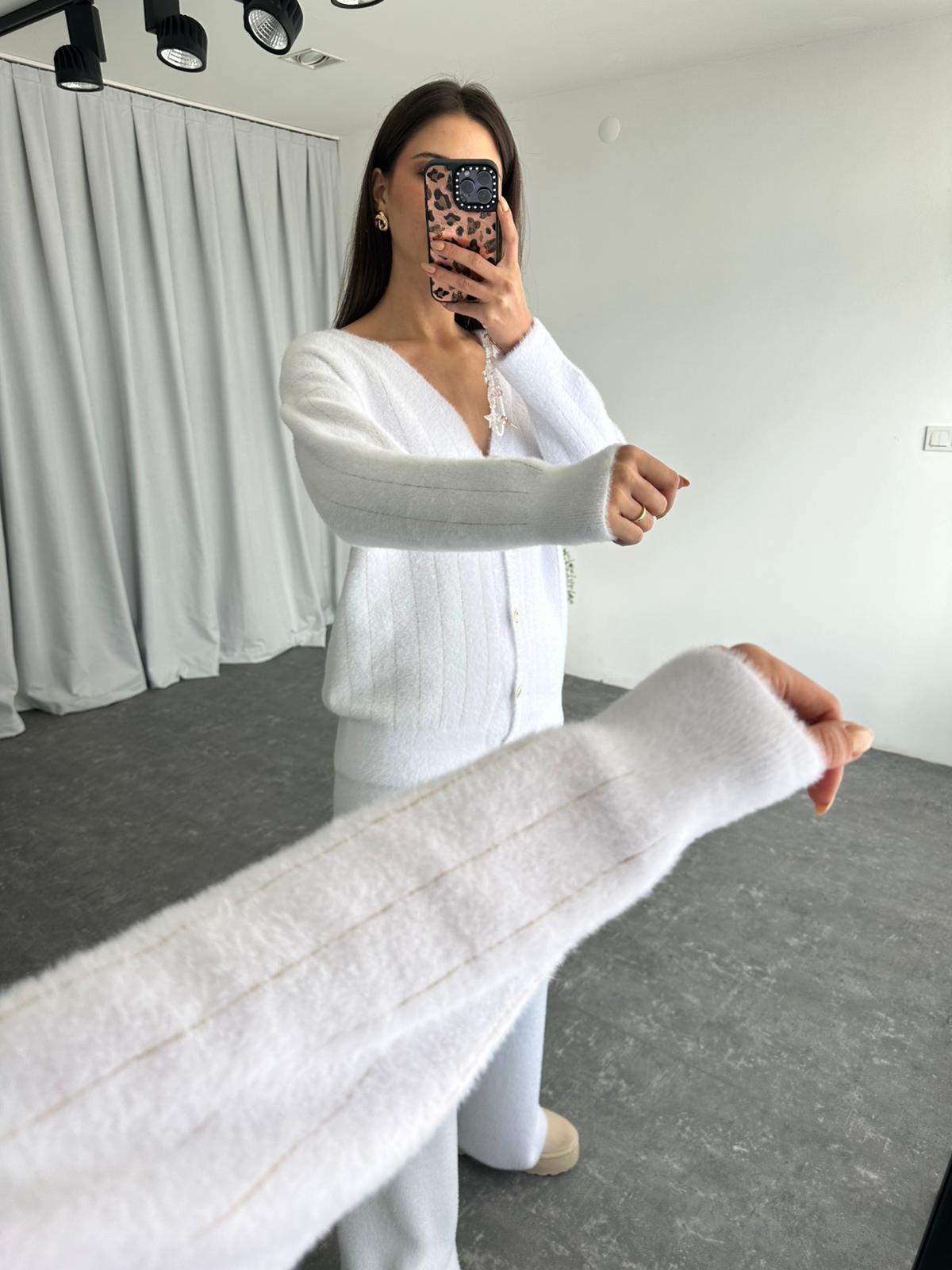 Yumuşacık Beyaz Triko Takım - Görsel 6