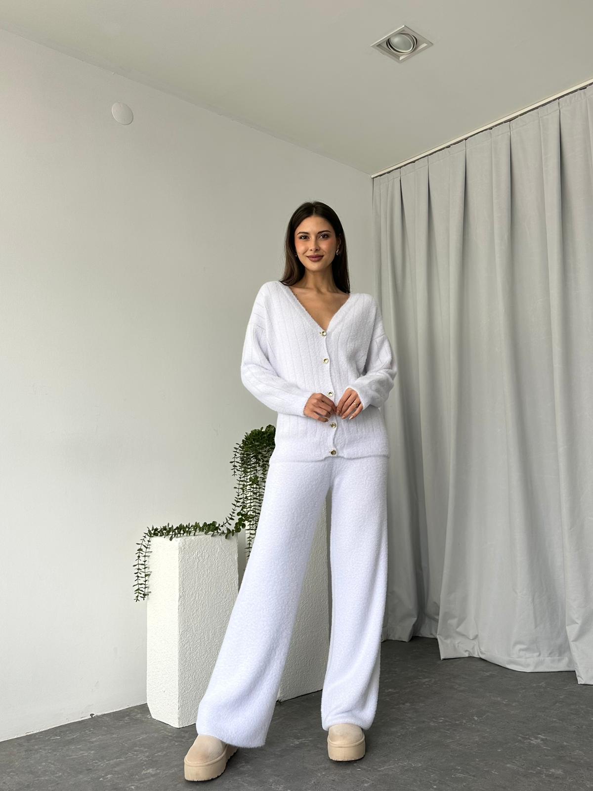 Yumuşacık Beyaz Triko Takım - Görsel 8