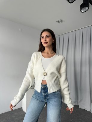 Düğme Detaylı Beyaz Hırka