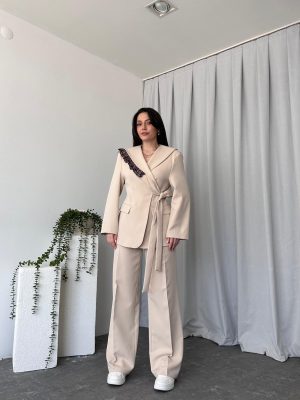 Yakası Pelerinli  Krem Rengi Ceket Pantolon Takım
