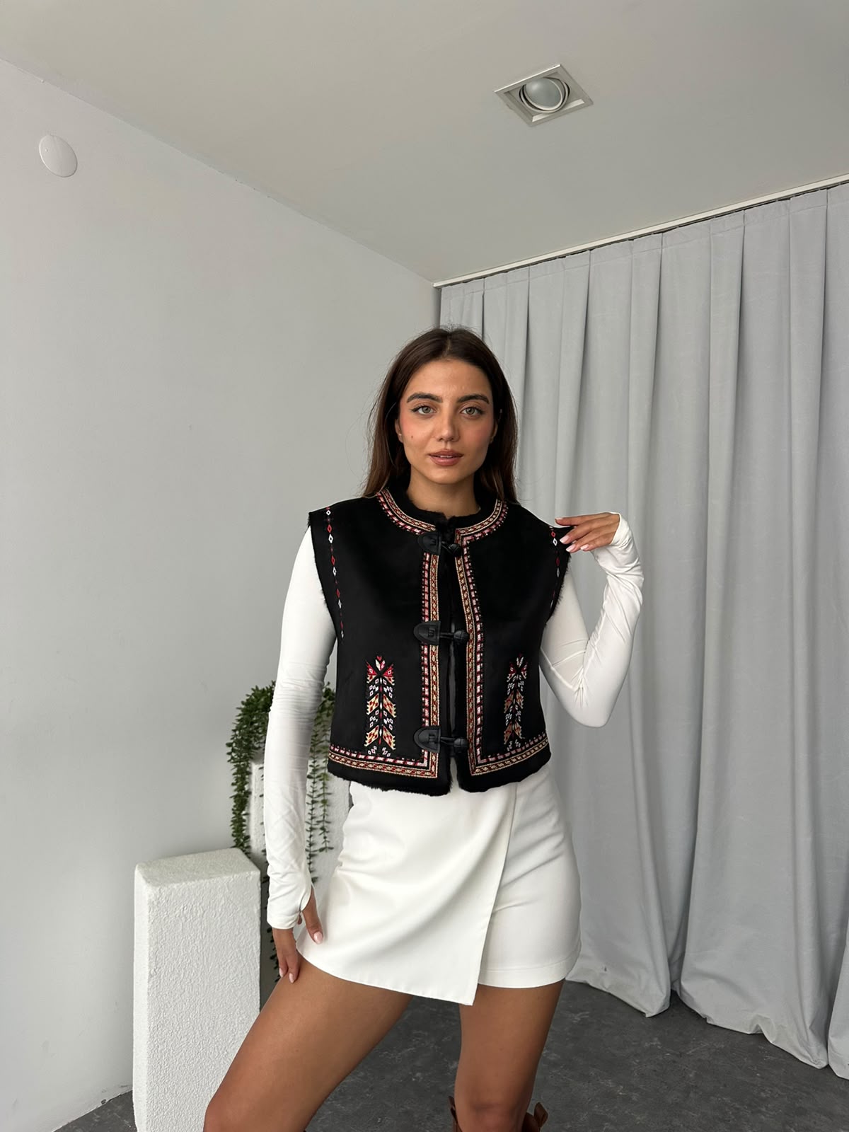 Kısa Siyah Yumuşacık Yelek - Görsel 3